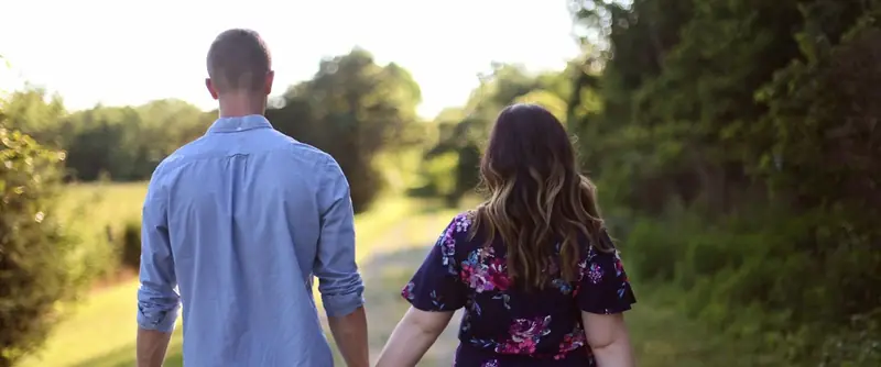 Casal caminhando de mãos dadas