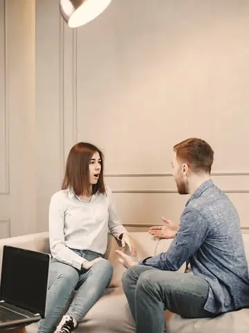 Casal conversando no sofá