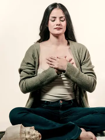 Mulher com as mãos no peito, sentindo