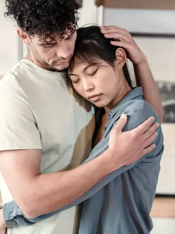 Casal abraçado