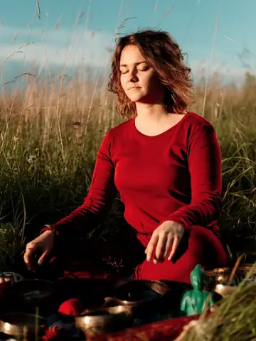 Mulher meditando ao ar livre