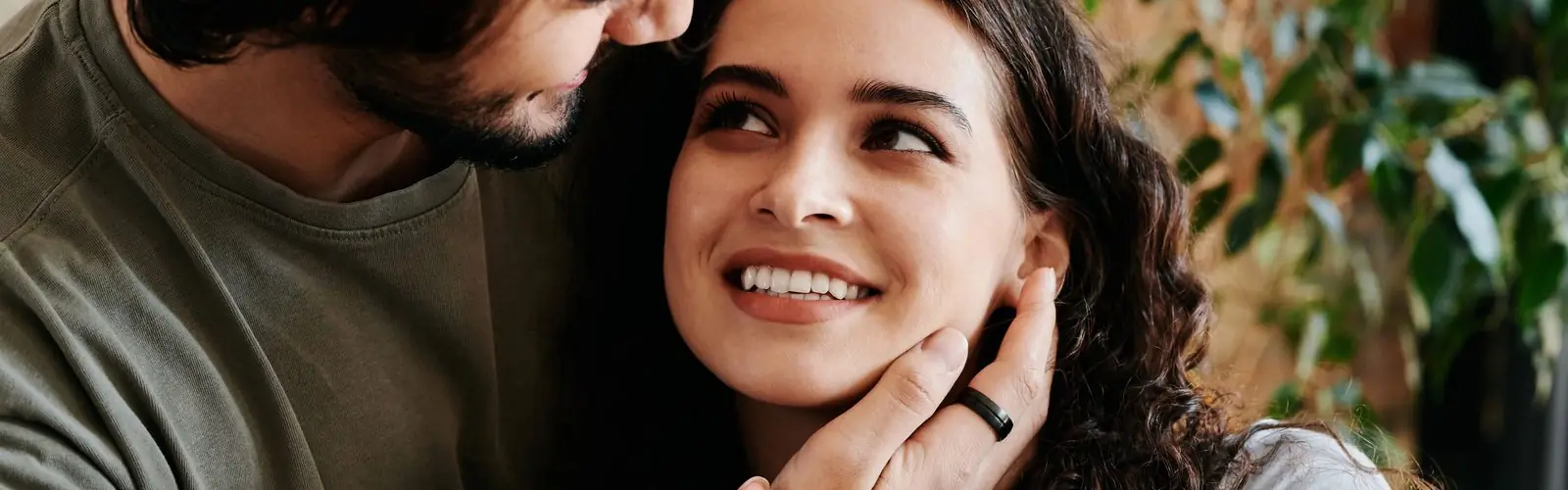 Casal se olhando com carinho