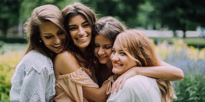 Mulheres abraçadas e sorrindo juntas