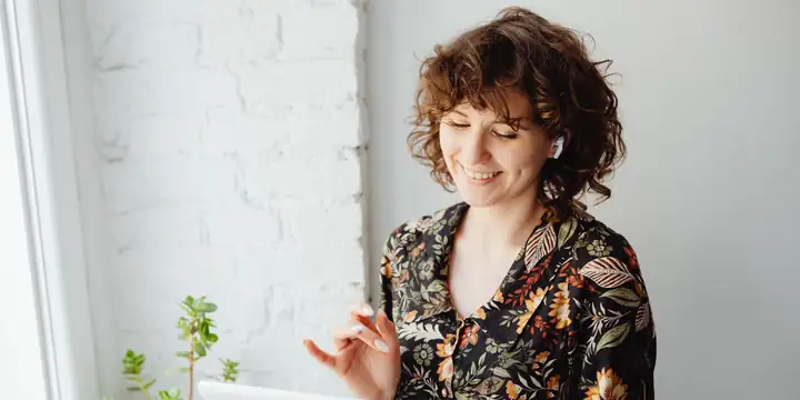 Mulher em uma conversa por vídeo no notebook