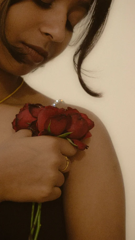 Mulher segurando rosas